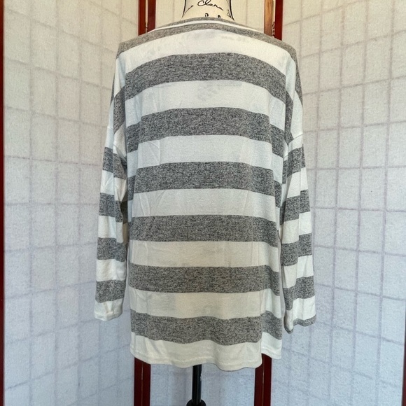 Super Soft Pullover - Euc - Size Medium - Picture 2 of 4